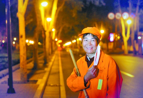 夜晚下的环卫工 夜晚下的环卫工